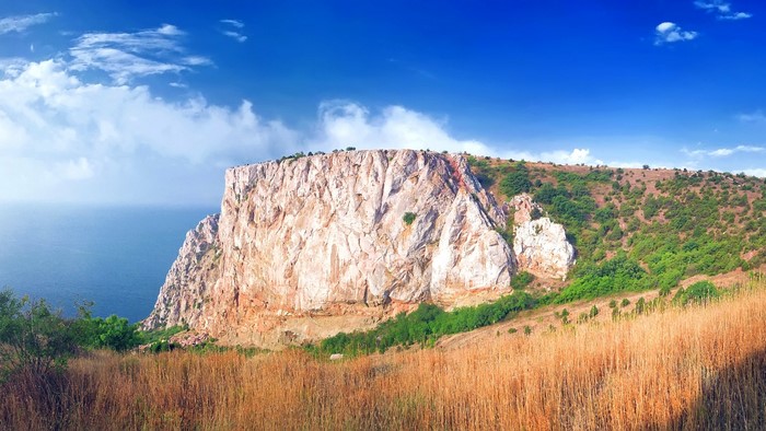 Cliff overlooking the sea with dry grass in the foreground
