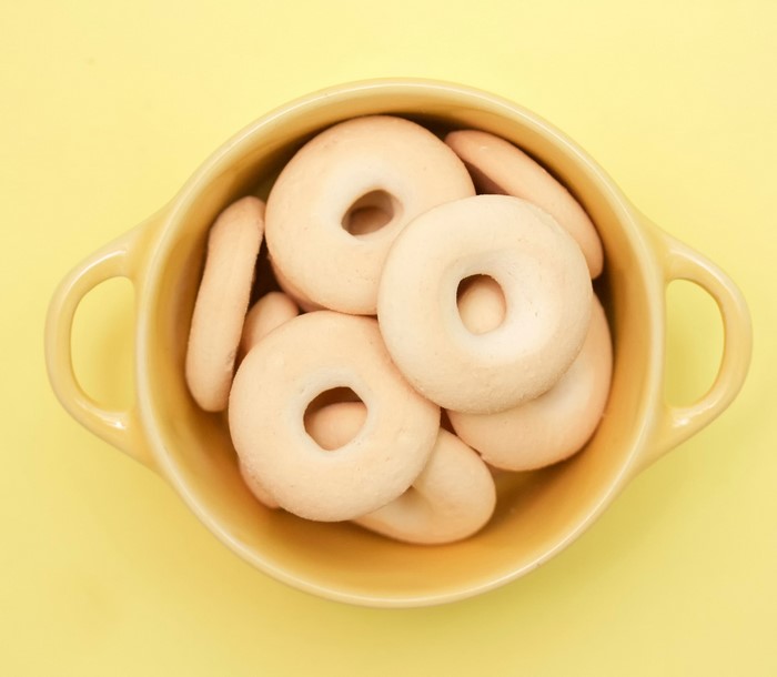 Ring-shaped cookies in a yellow bowl