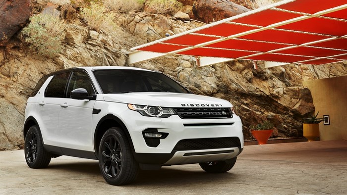 White Land Rover Discovery Sport HSE