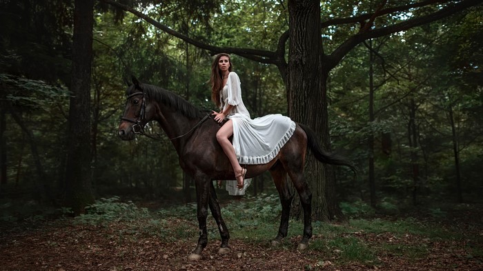 Elena Bellfegora on horseback in a forest