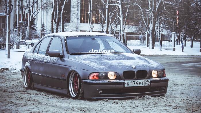 BMW E39 sedan covered in snow