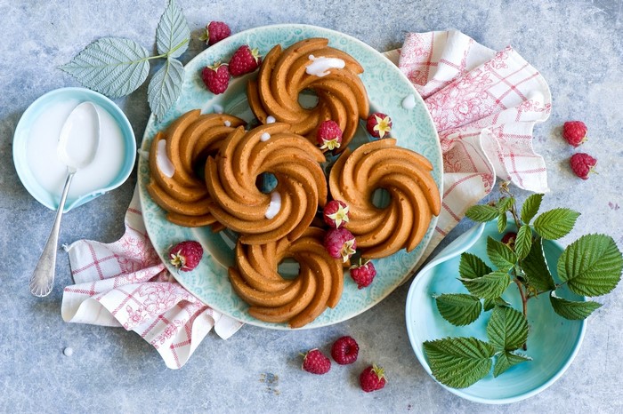 Spiral Cakes with Raspberries and Glaze