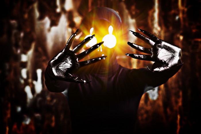 Alien with glowing eyes and sharp hands