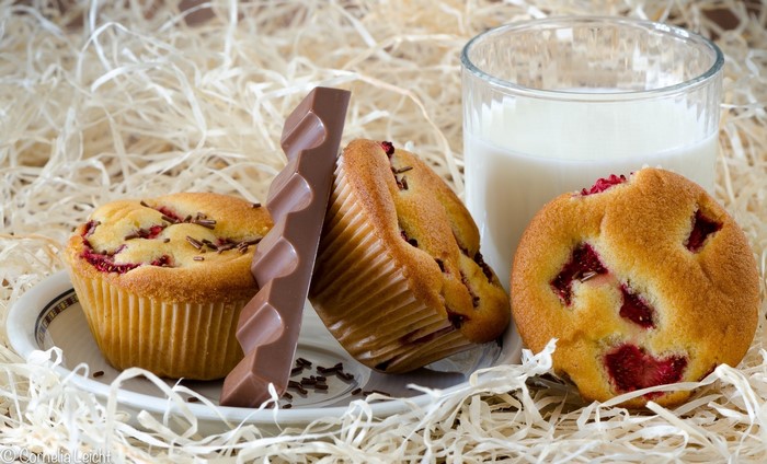 Muffins with chocolate and milk