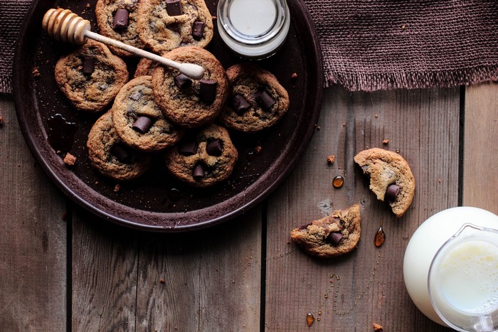 Chocolate chip cookies with honey and milk