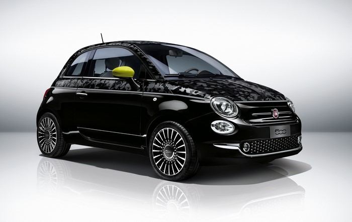Black Fiat 500 with camouflage pattern and yellow mirror caps