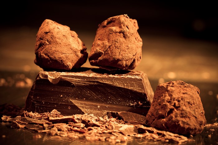 Chocolate bar with truffles and shavings