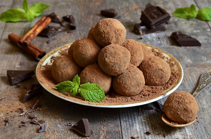 Chocolate truffles with cinnamon and mint