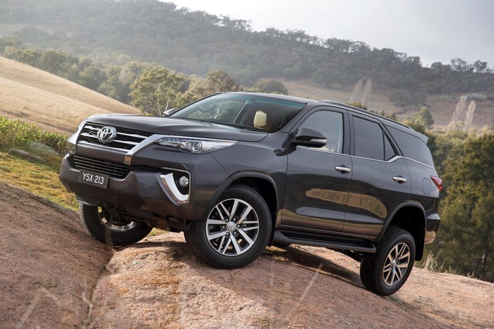 2015 Toyota Fortuner driving on rocks