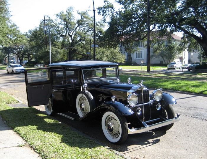 1932 Packard 1 retro black car