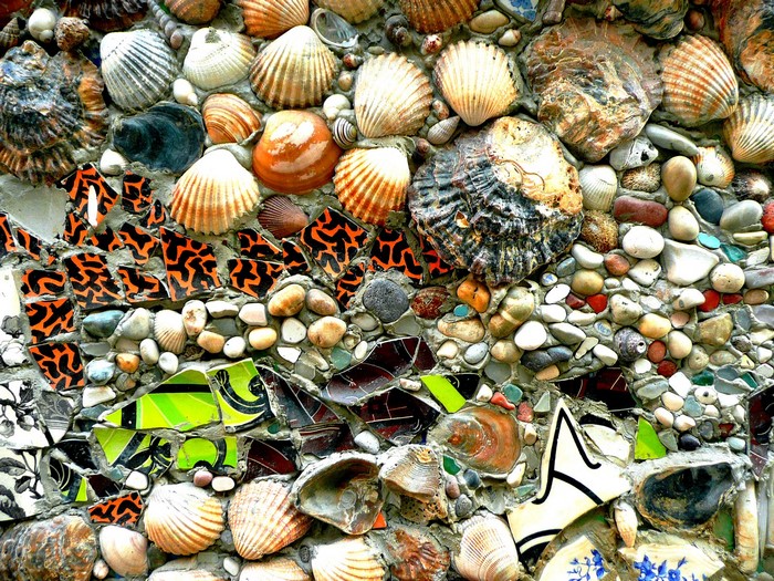 Mosaic wall with shells and broken tiles