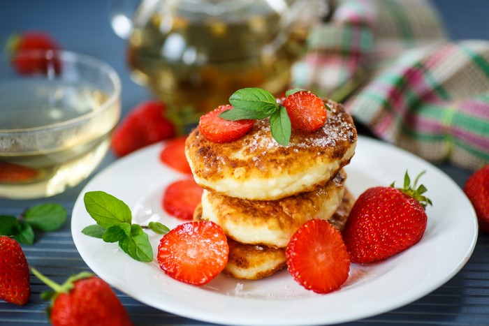 Pancakes with Strawberries and Tea