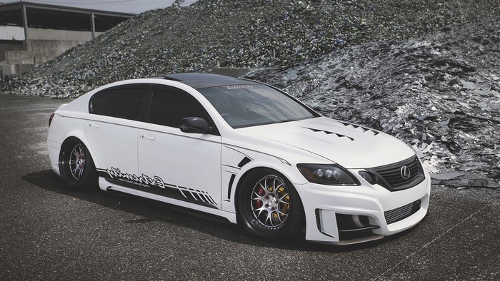 White Lexus Aristo with custom body kit and wheels