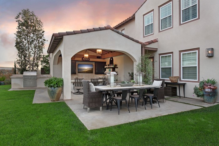 Outdoor Dining Area with Grill and Bar
