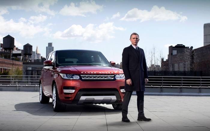 Daniel Craig as James Bond with Range Rover