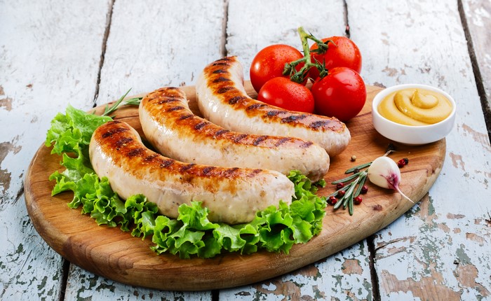 Grilled sausages with tomatoes, garlic, and mustard