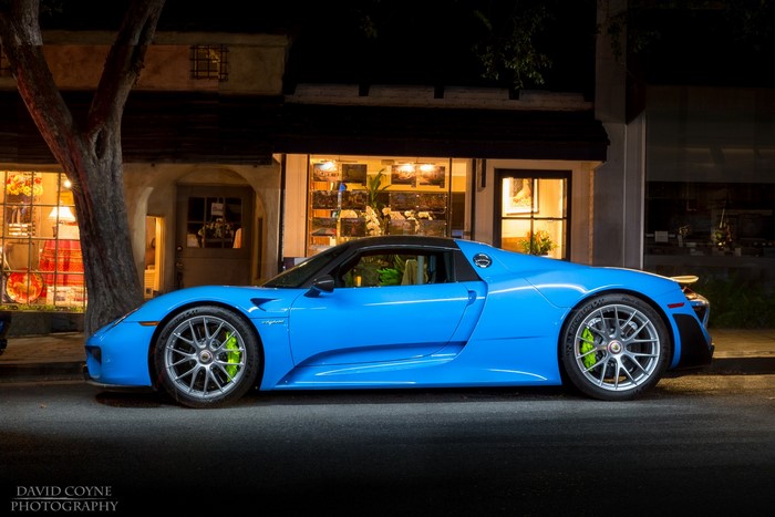 Blue Porsche 918 Spyder parked at night