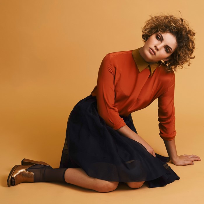 Camren Bicondova sitting on floor