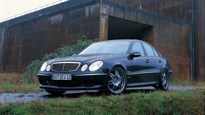 4K Mercedes-Benz Brabus E V12 Black