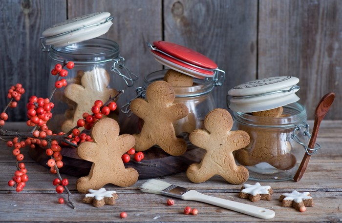 Gingerbread cookies in jars with berries and a brush