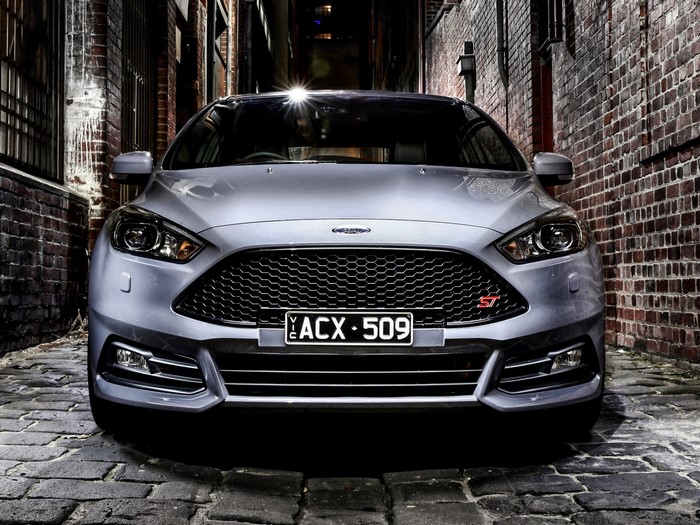 Ford Focus ST in an alley