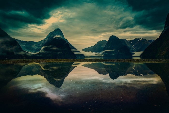 Milford Sound, New Zealand Mountains and Lake Scenery