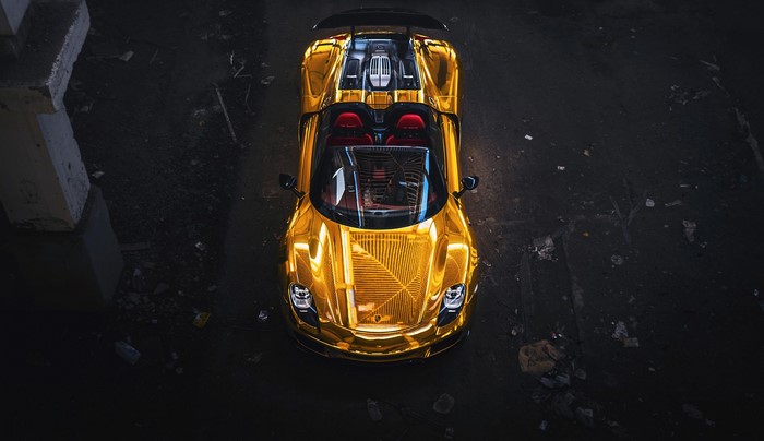 Gold Porsche 918 Spyder from above
