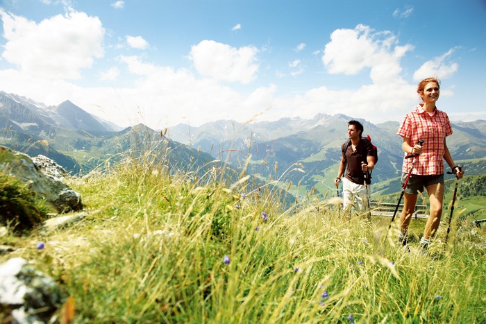 4K Nordic Walking Wanderers in Mountains