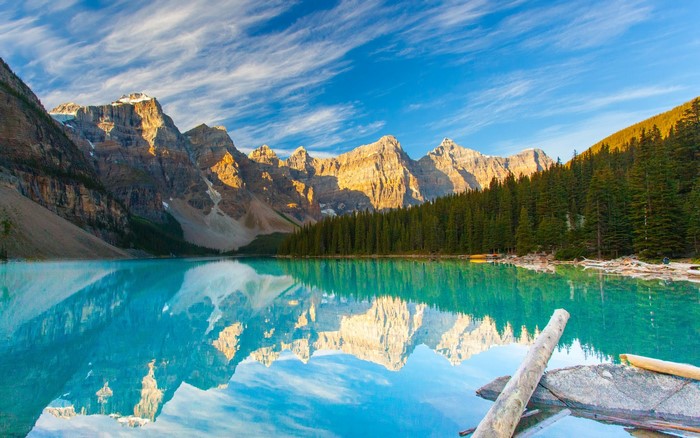 Moraine Lake and Mountains in Banff National Park