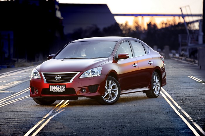 4K 2015 Nissan Pulsar SSS Sedan NB17 Wine Color