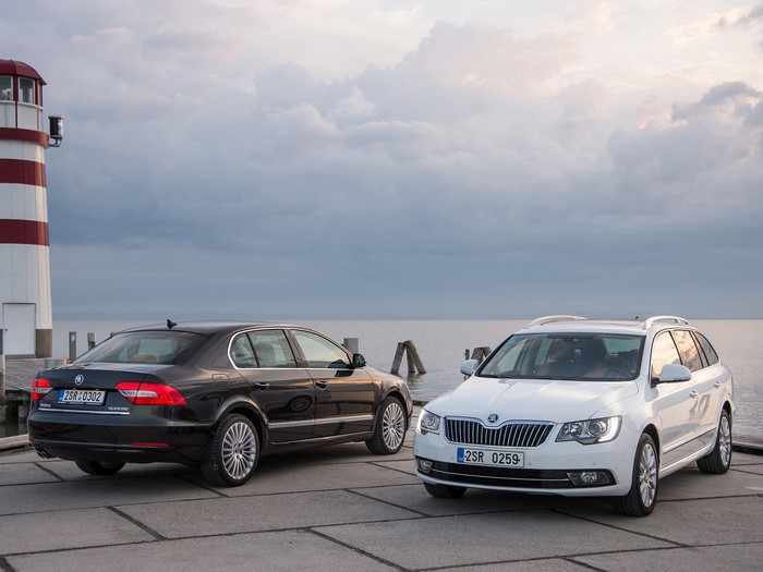 Two Skoda Superb cars by a lighthouse