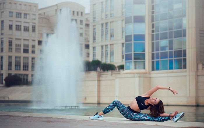 Melanie Coer performing a split stretch exercise