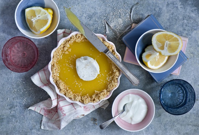 Lemon pie with cream and lemons