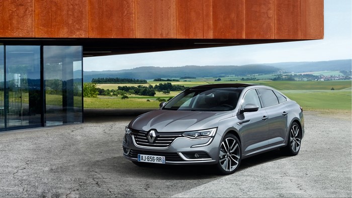 Renault Talisman sedan parked near a modern building