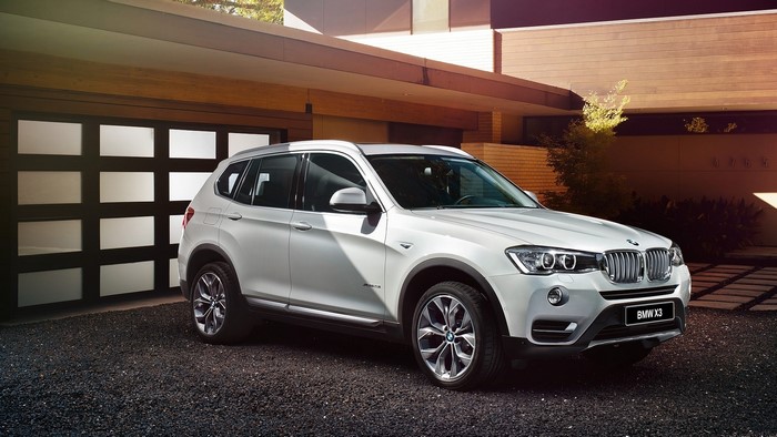 White 2015 BMW X3 F25 parked in driveway