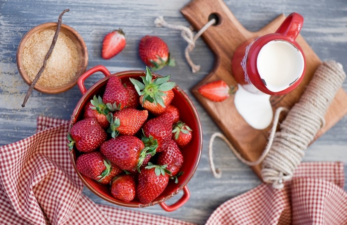 Strawberries with cream and sugar