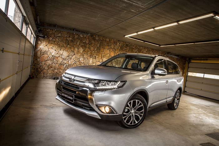 4K 2015 Mitsubishi Outlander BR-spec in garage