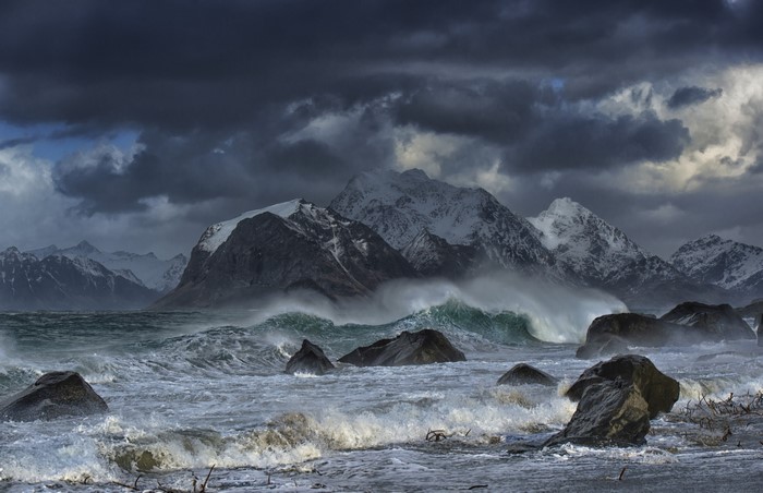 4K Norwegian Sea Mountains and Waves Lofoten