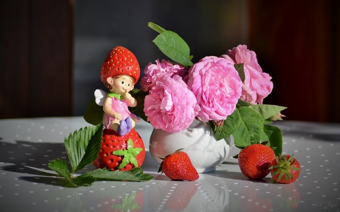 Fairy figurine with strawberries and pink roses