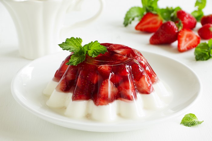 Strawberry gelatin dessert with mint