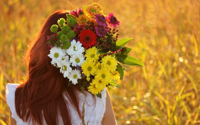 Woman with a bouquet of flowers in her hair
