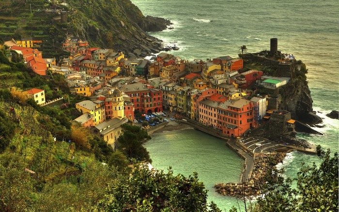 Vernazza, Italy coastal village with colorful houses and the sea