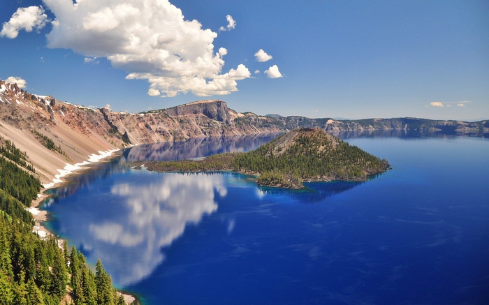 Crater Lake National Park with Wizard Island