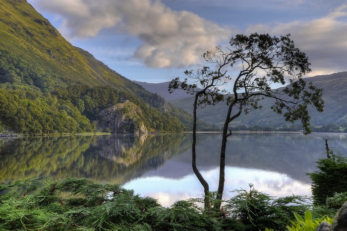 Gwynant Lake in Snowdonia National Park, Wales