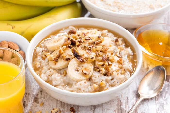 Oatmeal with bananas, nuts, and honey