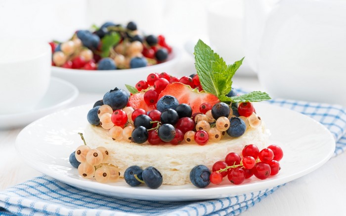 Cheesecake with Mixed Berries and Mint