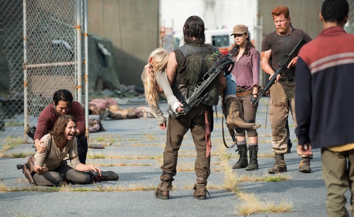 The Walking Dead: Daryl carries injured woman