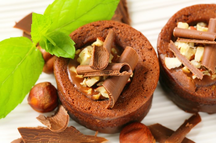 Chocolate cakes with nuts and mint