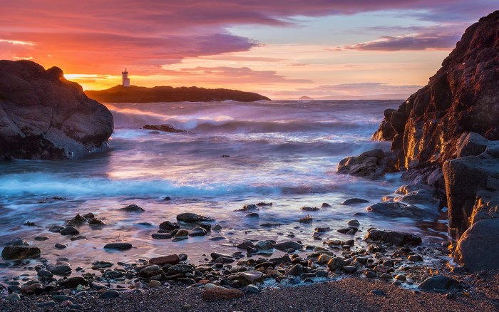 Elie Lighthouse at sunset over the sea with rocks