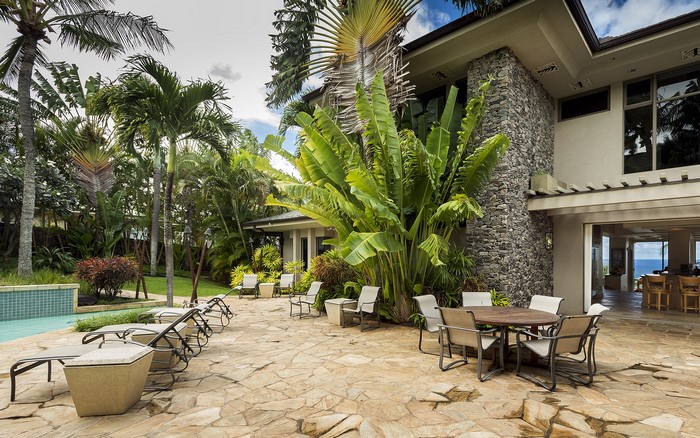Tropical patio with pool and ocean view in Maui, Hawaii